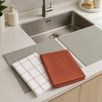 Kit Cocina Absorbente 4 Piezas: 2 Mat Secaplatos + 2 Paños Algodón — Gris / Cuadros Terracota