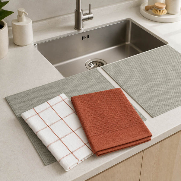 Kit Cocina Absorbente 4 Piezas: 2 Mat Secaplatos + 2 Paños Algodón — Gris / Cuadros Terracota