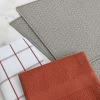 Kit Cocina Absorbente 4 Piezas: 2 Mat Secaplatos + 2 Paños Algodón — Gris / Cuadros Terracota