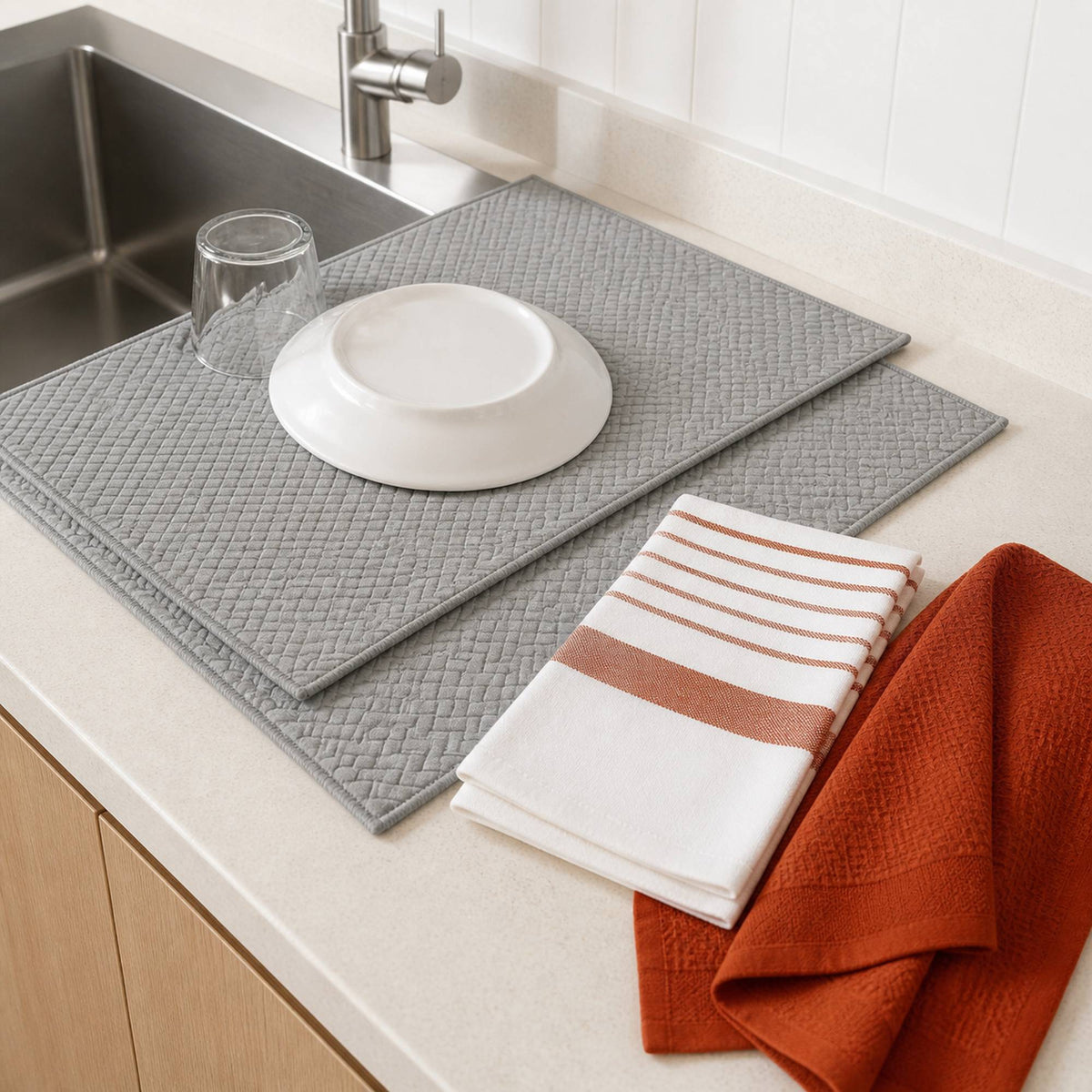 Kit Cocina Absorbente 4 Piezas: 2 Mat Secaplatos + 2 Paños Algodón — Gris / Líneas Terracota