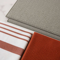 Kit Cocina Absorbente 4 Piezas: 2 Mat Secaplatos + 2 Paños Algodón — Gris / Líneas Terracota