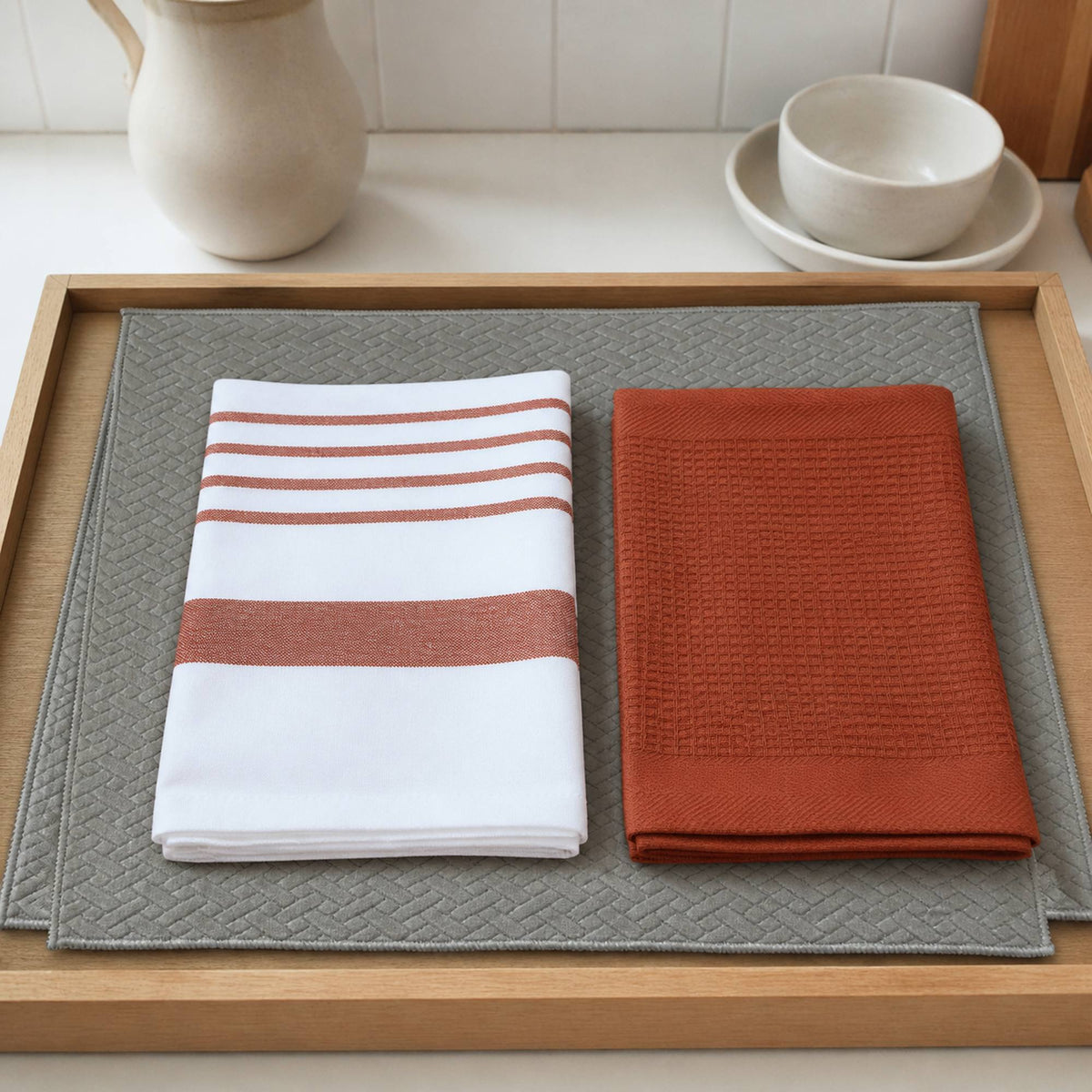 Kit Cocina Absorbente 4 Piezas: 2 Mat Secaplatos + 2 Paños Algodón — Gris / Líneas Terracota