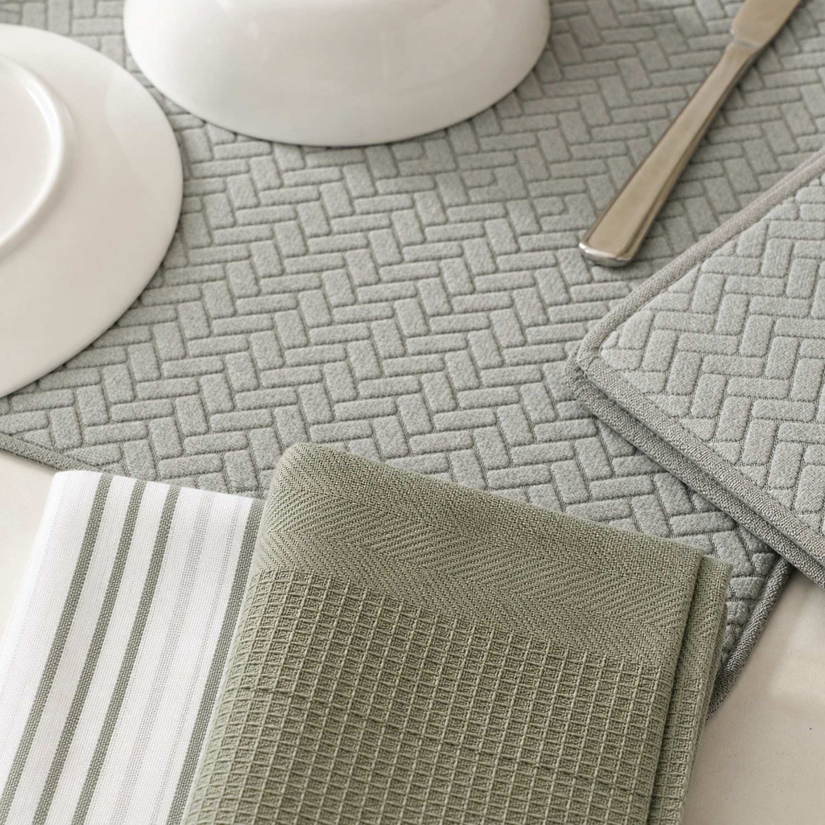 Kit Cocina Absorbente 4 Piezas: 2 Mat Secaplatos + 2 Paños Algodón — Gris / Líneas Verde Olivo