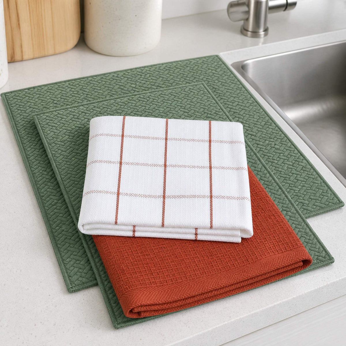 Kit Cocina Absorbente 4 Piezas: 2 Mat Secaplatos + 2 Paños Algodón — Verde Olivo / Cuadros Terracota