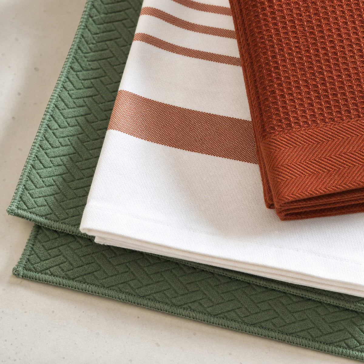 Kit Cocina Absorbente 4 Piezas: 2 Mat Secaplatos + 2 Paños Algodón — Verde Olivo / Líneas Terracota