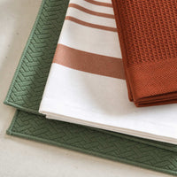 Kit Cocina Absorbente 4 Piezas: 2 Mat Secaplatos + 2 Paños Algodón — Verde Olivo / Líneas Terracota