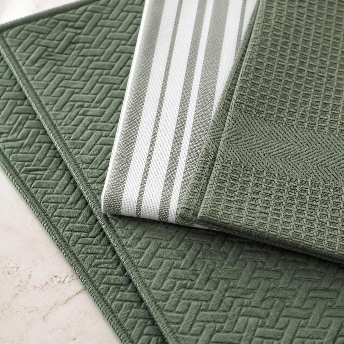 Kit Cocina Absorbente 4 Piezas: 2 Mat Secaplatos + 2 Paños Algodón — Verde Olivo / Líneas Verde Olivo