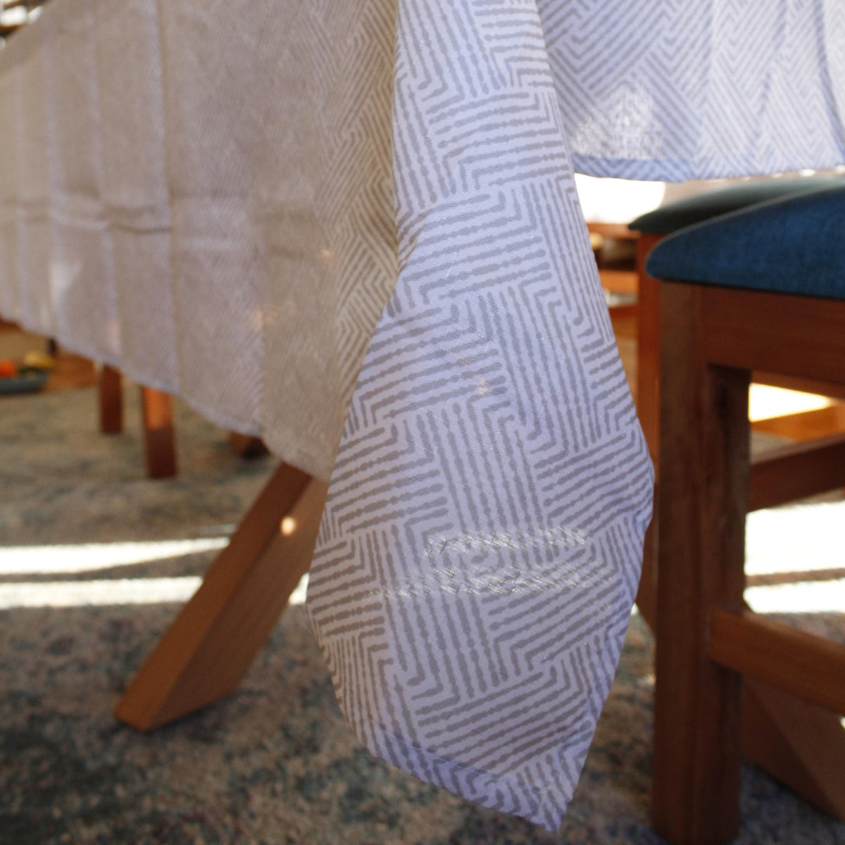 Set 2 Manteles Antimanchas Floral y Tide 130x180 cm