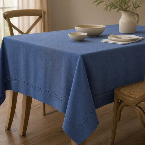 Mantel Picot Azul 160x230 cm ambientada - Decoexpress
